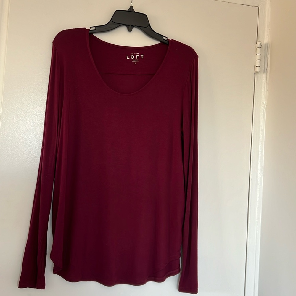 Ann Taylor Loft burgundy rayon/ spandex top. Size L. Like new.